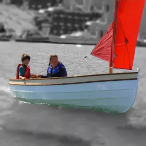 Dinghy a clin sous voile